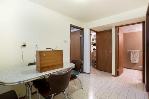 1133 Berkley Drive Nw, Calgary, AB - Indoor