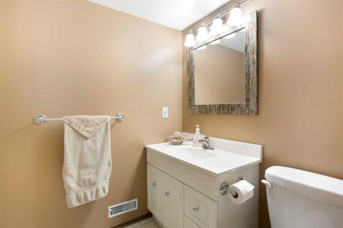 1133 Berkley Drive Nw, Calgary, AB - Indoor Photo Showing Bathroom