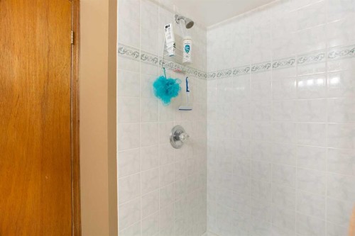 1133 Berkley Drive Nw, Calgary, AB - Indoor Photo Showing Bathroom