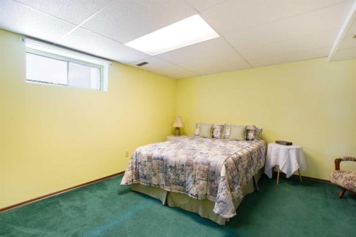1133 Berkley Drive Nw, Calgary, AB - Indoor Photo Showing Bedroom
