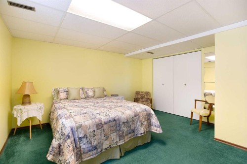 1133 Berkley Drive Nw, Calgary, AB - Indoor Photo Showing Bedroom