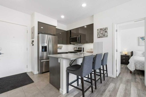305-120 18 Avenue Sw, Calgary, AB - Indoor Photo Showing Kitchen With Upgraded Kitchen