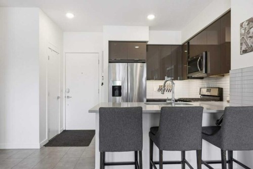 305-120 18 Avenue Sw, Calgary, AB - Indoor Photo Showing Kitchen With Upgraded Kitchen