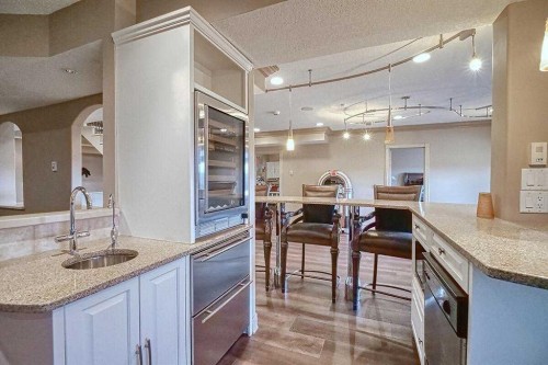 8 Mt Douglas Point Se, Calgary, AB - Indoor Photo Showing Kitchen