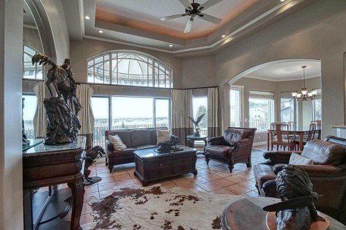 8 Mt Douglas Point Se, Calgary, AB - Indoor Photo Showing Living Room