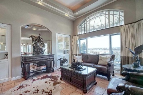 8 Mt Douglas Point Se, Calgary, AB - Indoor Photo Showing Living Room