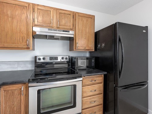 84 Queen Anne Close Se, Calgary, AB - Indoor Photo Showing Kitchen