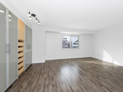 84 Queen Anne Close Se, Calgary, AB - Indoor