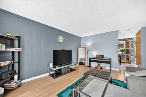 3321 56 Street Ne, Calgary, AB - Indoor Photo Showing Living Room