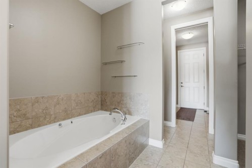 1929 High Park Circle Nw, High River, AB - Indoor Photo Showing Bathroom