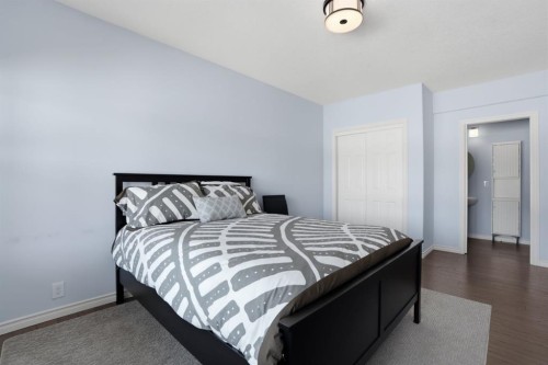 1929 High Park Circle Nw, High River, AB - Indoor Photo Showing Bedroom