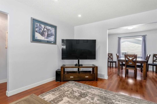 14520 Parkside Drive Se, Calgary, AB - Indoor Photo Showing Living Room