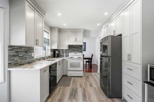 14520 Parkside Drive Se, Calgary, AB - Indoor Photo Showing Kitchen
