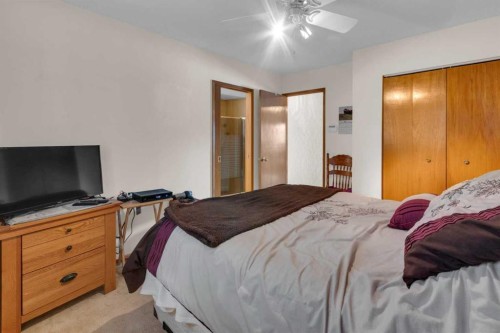6004 Maddock Drive Ne, Calgary, AB - Indoor Photo Showing Bedroom