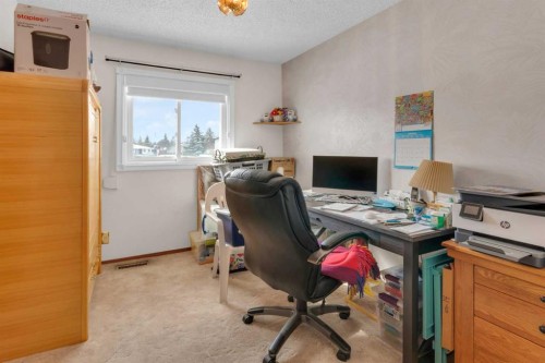6004 Maddock Drive Ne, Calgary, AB - Indoor Photo Showing Office