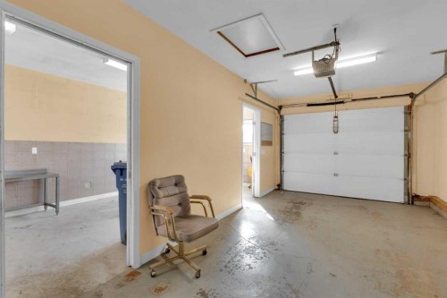 6004 Maddock Drive Ne, Calgary, AB - Indoor Photo Showing Garage