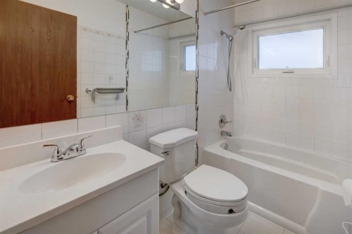 4513 Forman Crescent Se, Calgary, AB - Indoor Photo Showing Bathroom