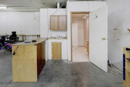 4513 Forman Crescent Se, Calgary, AB - Indoor Photo Showing Garage