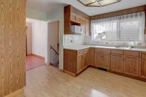 4513 Forman Crescent Se, Calgary, AB - Indoor Photo Showing Kitchen