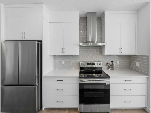 105 Creekstone Manor Sw, Calgary, AB - Indoor Photo Showing Kitchen With Upgraded Kitchen