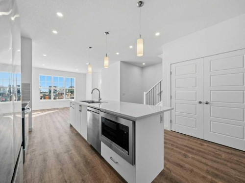 105 Creekstone Manor Sw, Calgary, AB - Indoor Photo Showing Kitchen With Upgraded Kitchen