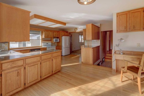 4816 Nelson Road Nw, Calgary, AB - Indoor Photo Showing Kitchen