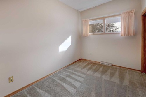 4816 Nelson Road Nw, Calgary, AB - Indoor Photo Showing Other Room