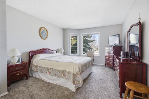 216 Valley Ridge Heights Nw, Calgary, AB - Indoor Photo Showing Bedroom