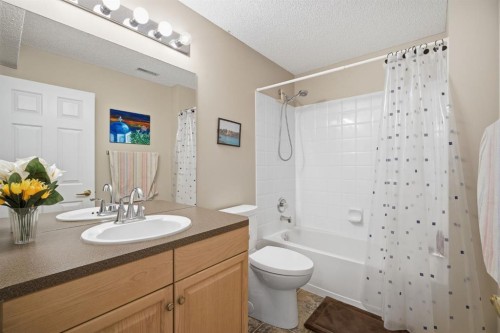 216 Valley Ridge Heights Nw, Calgary, AB - Indoor Photo Showing Bathroom