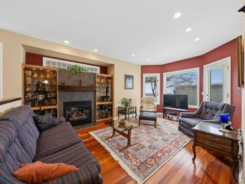 237 28 Avenue Nw, Calgary, AB - Indoor Photo Showing Living Room With Fireplace