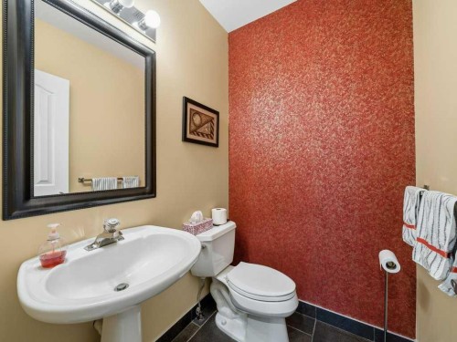 237 28 Avenue Nw, Calgary, AB - Indoor Photo Showing Bathroom
