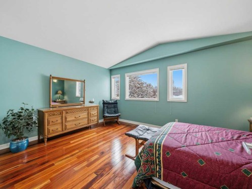 237 28 Avenue Nw, Calgary, AB - Indoor Photo Showing Bedroom