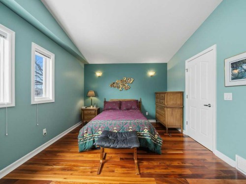 237 28 Avenue Nw, Calgary, AB - Indoor Photo Showing Bedroom