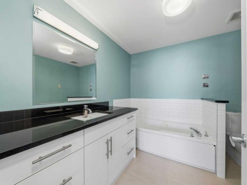 237 28 Avenue Nw, Calgary, AB - Indoor Photo Showing Bathroom