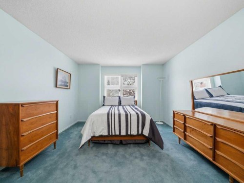 237 28 Avenue Nw, Calgary, AB - Indoor Photo Showing Bedroom