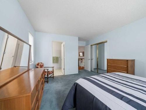 237 28 Avenue Nw, Calgary, AB - Indoor Photo Showing Bedroom