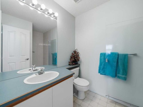 237 28 Avenue Nw, Calgary, AB - Indoor Photo Showing Bathroom
