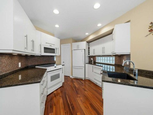 237 28 Avenue Nw, Calgary, AB - Indoor Photo Showing Kitchen