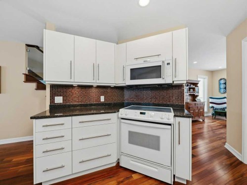 237 28 Avenue Nw, Calgary, AB - Indoor Photo Showing Kitchen