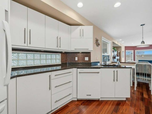 237 28 Avenue Nw, Calgary, AB - Indoor Photo Showing Kitchen