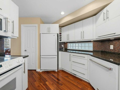 237 28 Avenue Nw, Calgary, AB - Indoor Photo Showing Kitchen