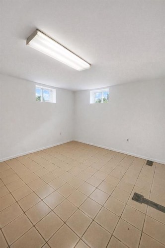 326 27 Avenue Ne, Calgary, AB - Indoor Photo Showing Other Room