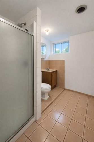 326 27 Avenue Ne, Calgary, AB - Indoor Photo Showing Bathroom