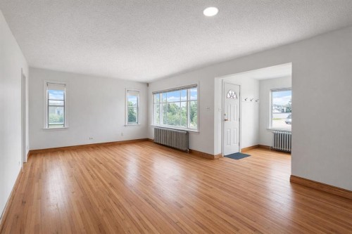 326 27 Avenue Ne, Calgary, AB - Indoor