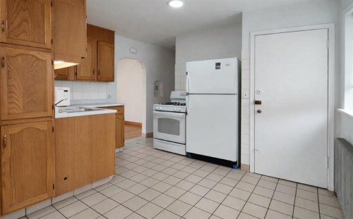 326 27 Avenue Ne, Calgary, AB - Indoor Photo Showing Kitchen