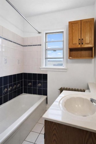 326 27 Avenue Ne, Calgary, AB - Indoor Photo Showing Bathroom