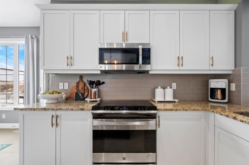 178 Windridge Road Sw, Airdrie, AB - Indoor Photo Showing Kitchen With Upgraded Kitchen