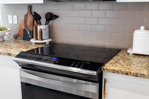 178 Windridge Road Sw, Airdrie, AB - Indoor Photo Showing Kitchen With Upgraded Kitchen