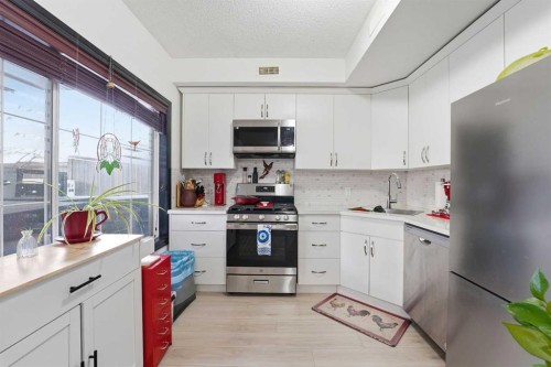 224 Everbrook Way Sw, Calgary, AB - Indoor Photo Showing Kitchen