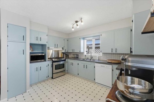 140 Waterloo Drive Sw, Calgary, AB - Indoor Photo Showing Kitchen With Double Sink